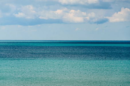 黑海蓝色的海水, 海浪, 蓬松的云层