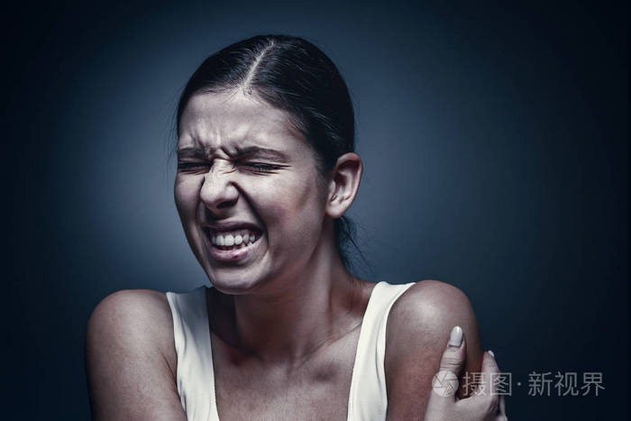 关闭了与感到受伤的皮肤和黑色的眼睛哭的女人的肖像