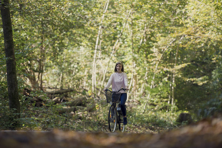 在森林里的女人骑自行车