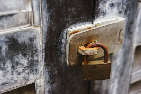 在金属门上.关上门照片