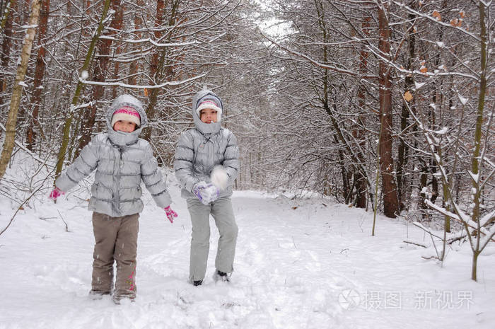 快乐的孩子玩雪在冬季森林家庭冬季周末户外
