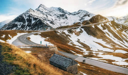 大高高山路在奥地利在黄昏