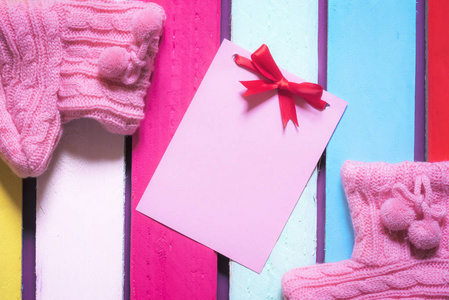 可爱的留言卡和粉红色的毛线图片