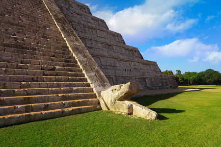 楼梯的羽蛇神图片