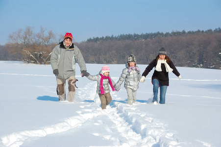 快乐的家庭在冬天散步, 在假日周末玩雪