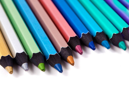 彩色铅笔背景。学校和教育设备