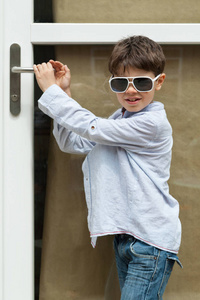 男孩带着太阳眼镜的肖像
