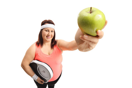 体重秤和苹果的超重妇女