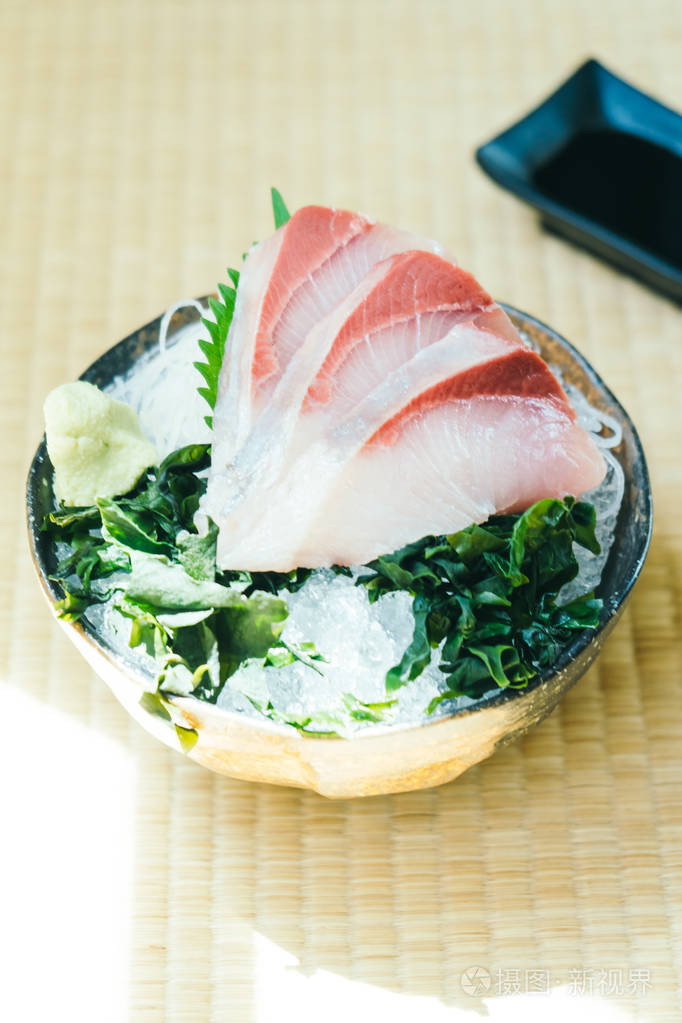 原料与新鲜油甘鱼肉鱼生鱼片