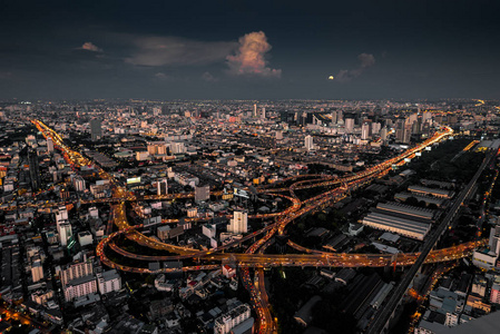 从高空拍摄曼谷大型交通枢纽的夜景