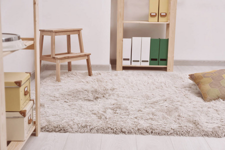 白色柔软的地毯上,在室内的地板上照片