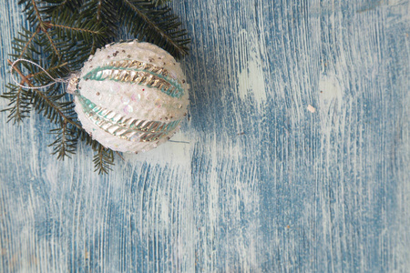 带有装饰的蓝色木制圣诞背景