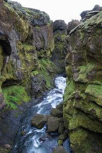 Skogar 河深 canion 与绿色植被和小瀑布冰岛南部在 Thorsmork 附近