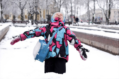 一个笑的小女孩在玩雪