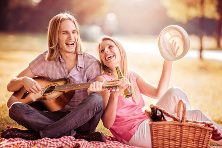 夫妇在弹吉他的野餐