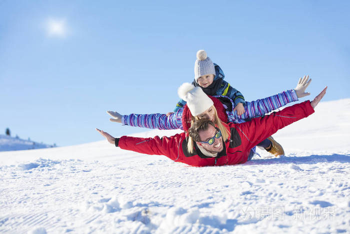 滑雪 雪太阳和乐趣   幸福的家庭滑雪度假