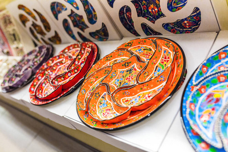 在纪念品店里装饰陶瓷器皿盘子和碗