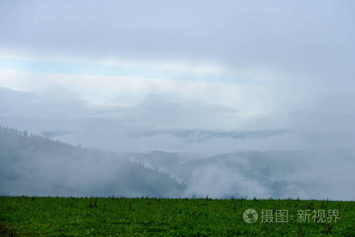 斯洛伐克 tatra 湿山区的晨雾