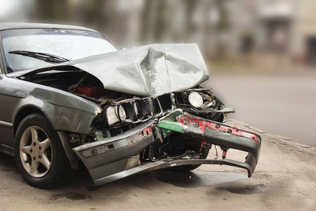 汽车事故使前挡风玻璃破获损坏索赔保险公司