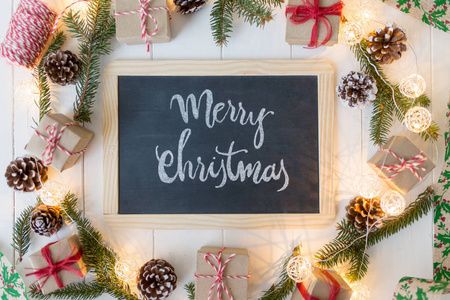 圣诞节背景与招牌和题字，云杉 礼品盒和在木板上滚动
