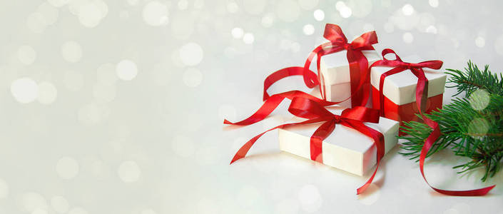 圣诞礼物的白色框与红丝带的背景。新年假期作文横幅。复制空间