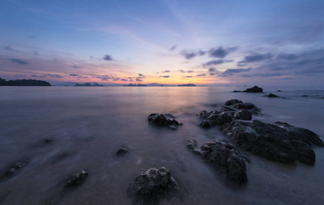 Beuatiful 在海滩日出前的天空