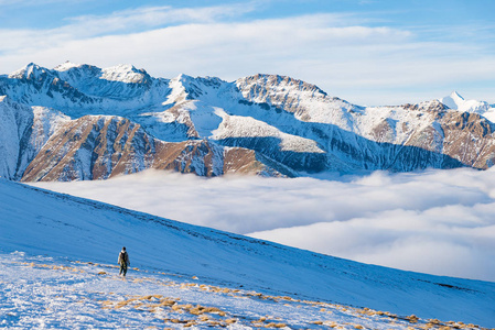 徒步旅行在阿尔卑斯山的雪地上。后视, 冬的生活方式, 冰冷的感觉, 雄伟的山水