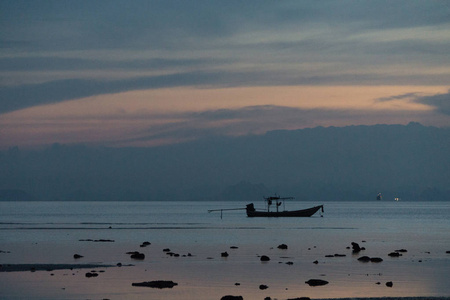 苏梅岛海景, 泰国。日落时的小船