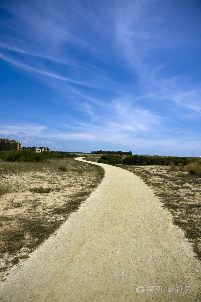 通往地平线的土路