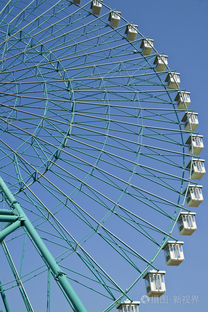 蓝天上的摩天轮