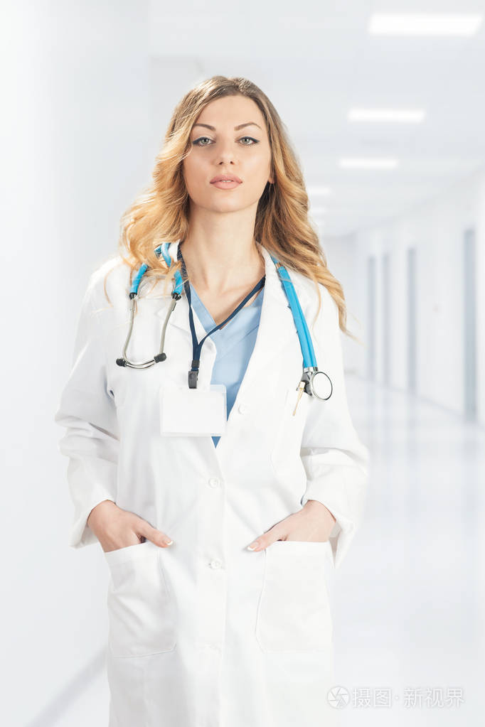 女医生在白色外科外套与听诊器站 o