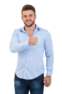 一个快乐的年轻人，显示了招牌被隔绝在白色背景上的拇指的肖像
