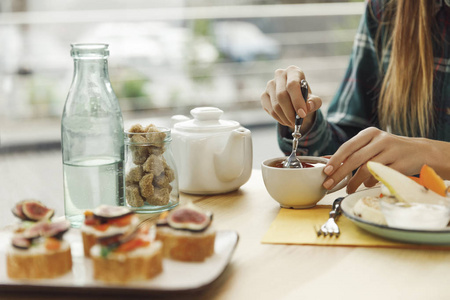 在吃早饭的时候喝了一小杯茶