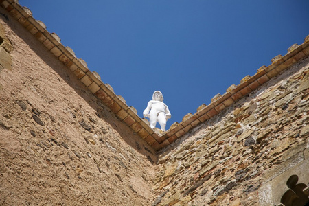 屋顶上的白色雕像