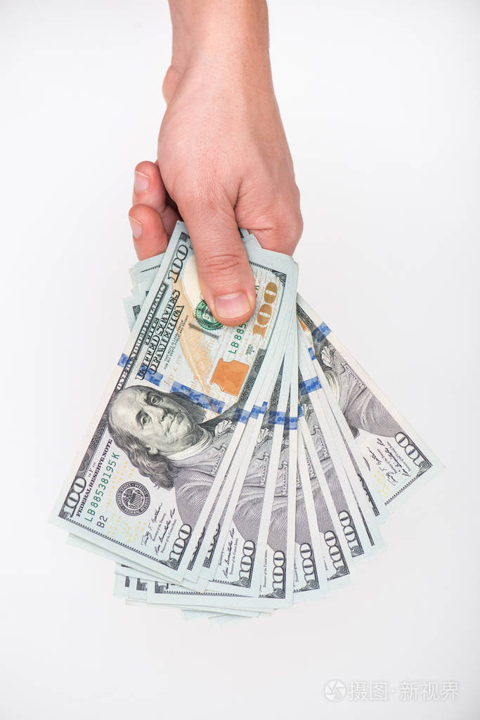 手里拿着我们美元的钞票
