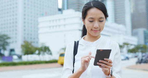 亚洲女性使用的智能手机