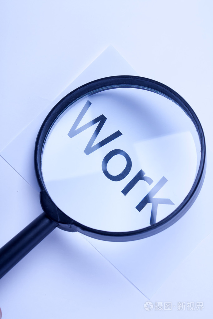 放大镜和文字工作