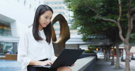 在便携式计算机上工作的亚洲女人