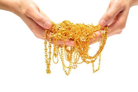 手拿着昂贵黄金首饰项链和手链图片