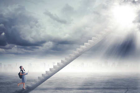 踏上了警戒线,一个孤立的高地折小猫的侧视图一个人穿着鞋子踏上地球