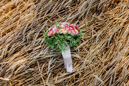 婚礼花束，灰色的背景上的花朵