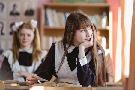 苏联女学生俄罗斯女学生在她的办公桌在课堂上照片