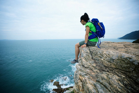 海边悬崖上的女人欣赏