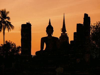 佛像和宝塔景观剪影黄昏背景 Sukothai 历史公园