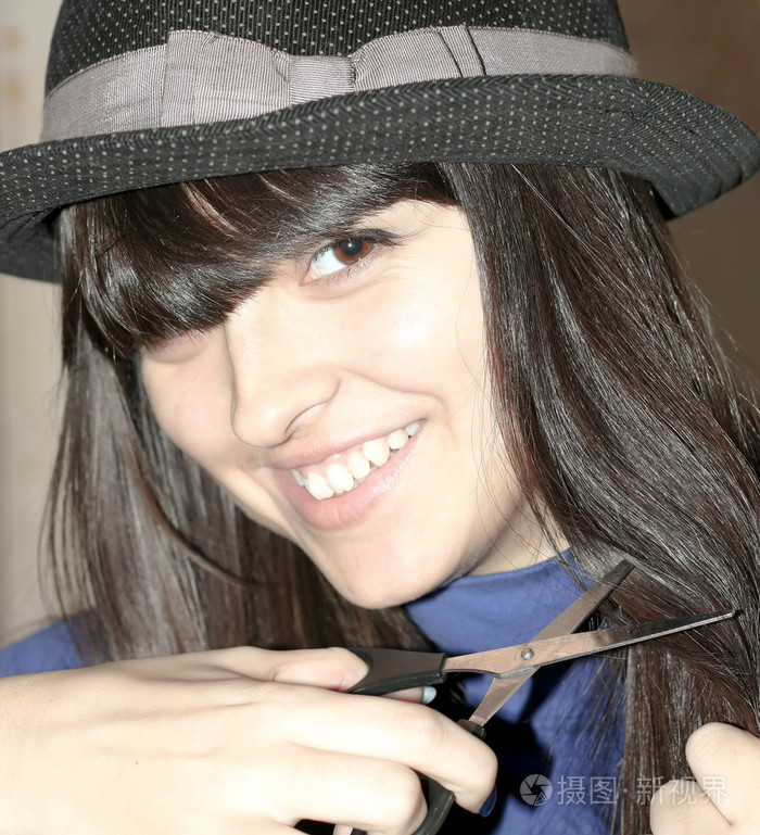 时尚优雅的女理发师剪黑色头发