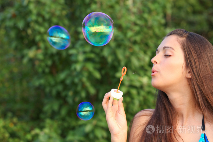 漂亮女人吹肥皂泡