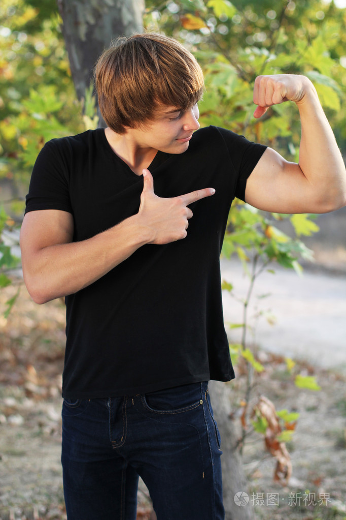 运动员显示强壮的手. 适合肌肉发达的年轻男性