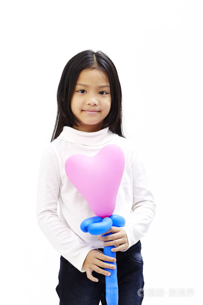 可爱的小亚洲女孩抱着粉红色气球心脏与孤立的白色背景, 亚洲教育