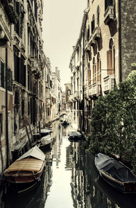 一个安静的运河没有任何人在威尼斯, 意大利与老式的外观