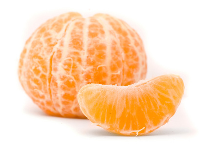 白色背景的多汁橘子